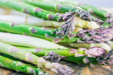 taze sağlıklı ham kuşkonmaz masada görmek