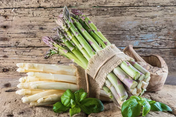 Trossen Van Groene Witte Asperges Basilicum Blaadjes Houten Oppervlak — Stockfoto