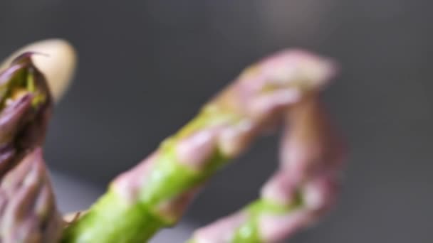 新鮮な熟した濡れ緑と白のアスパラガス セレクティブ フォーカスのクローズ アップ ビュー — ストック動画
