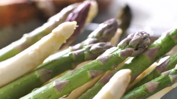 Vergrote Weergave Van Verse Basilicum Blaadjes Natte Groene Witte Asperges — Stockvideo