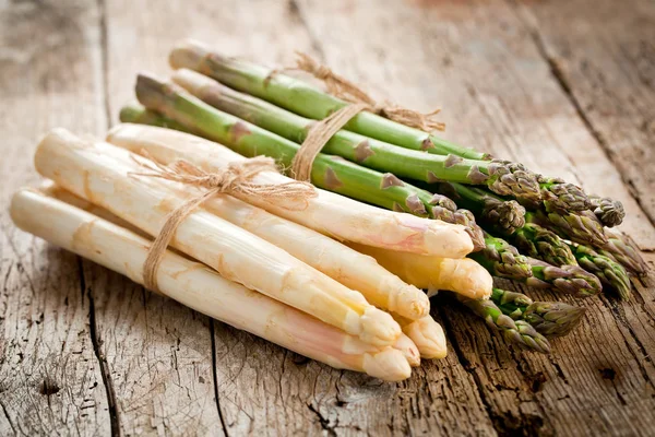 Close Beeld Van Verse Gezonde Gebonden Groene Witte Asperges Houten — Stockfoto