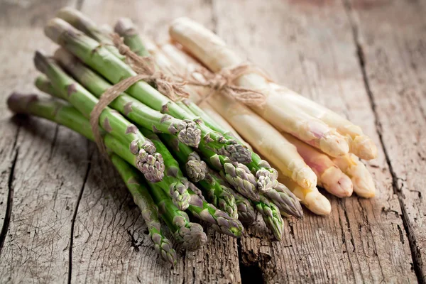 Close Beeld Van Verse Gezonde Gebonden Groene Witte Asperges Houten — Stockfoto