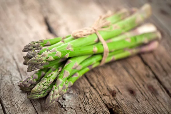 Vue Rapprochée Asperges Fraîches Saines Attachées Sur Une Table Bois — Photo