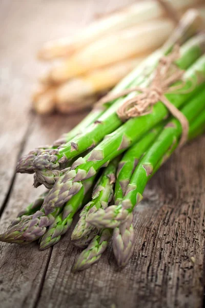 Vue Rapprochée Asperges Fraîches Saines Attachées Sur Une Table Bois — Photo