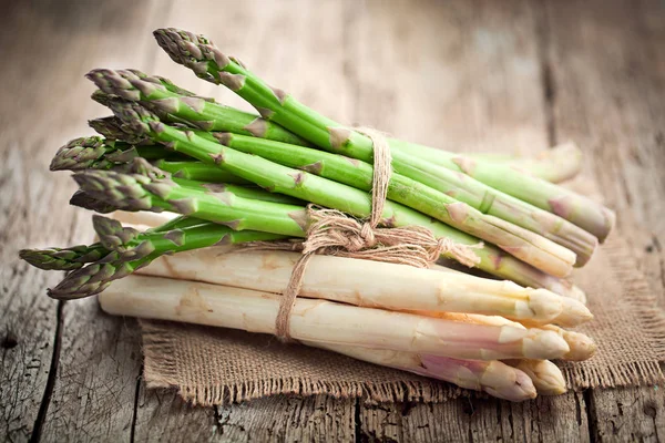 Vue Rapprochée Grappes Asperges Vertes Blanches Sur Sac Sur Table — Photo