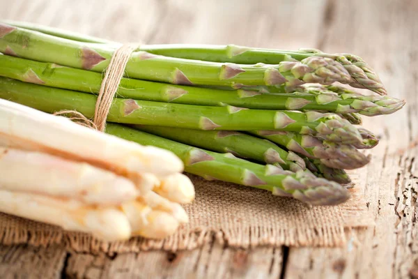 Vergrote Weergave Van Trossen Van Groene Witte Asperges Zak Houten — Stockfoto