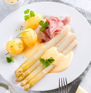 kuşkonmaz, patates ve ham gurme yemek masasında görmek