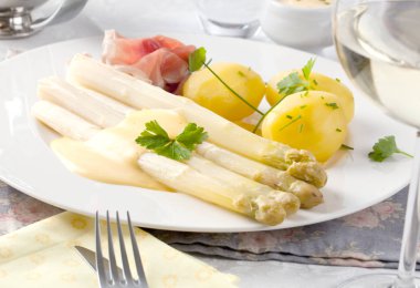 kuşkonmaz, patates ve ham gurme yemek masasında görmek