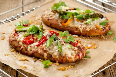 güzel küçük pizza sebze ile ahşap masa üzerinde görmek