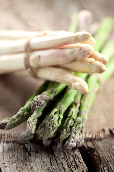 Trossen Van Groene Witte Asperges Zak Houten Tafel — Stockfoto