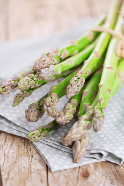 Nahaufnahme Von Frischem Reifem Grünen Spargel Auf Holztisch — Stockfoto