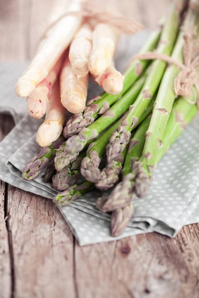 Vergrote Weergave Van Verse Rijpe Groene Witte Asperges Houten Tafel — Stockfoto