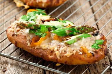 güzel küçük pizza sebze ile ahşap masa üzerinde görmek