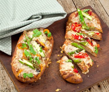 güzel küçük pizza sebze ile ahşap masa üzerinde görmek