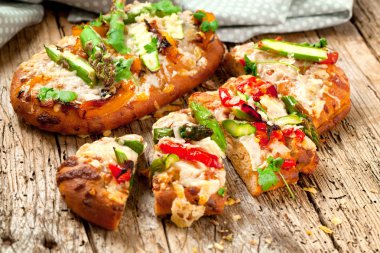 güzel küçük pizza sebze ile ahşap masa üzerinde görmek