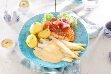 kuşkonmaz, haşlanmış patates, sos ve somon steak lezzetli yemek görmek 