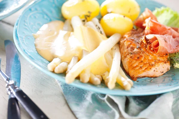 Prato Gourmet Com Espargos Batatas Cozidas Bife Salmão Folhas Alface — Fotografia de Stock