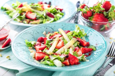 sağlıklı taze çilek ve kuşkonmaz salatası masasında görmek