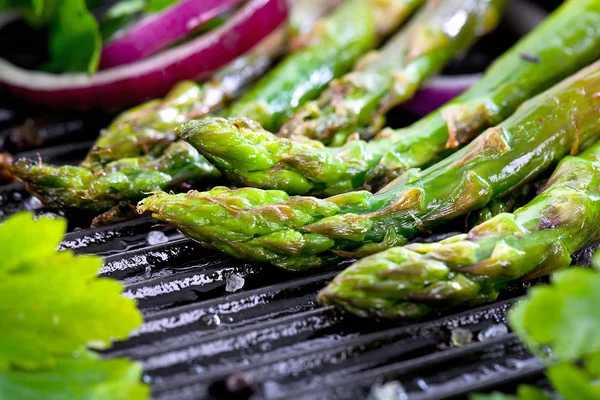 Vergrote Weergave Van Asperges Met Ajuin Peterselie Grill — Stockfoto