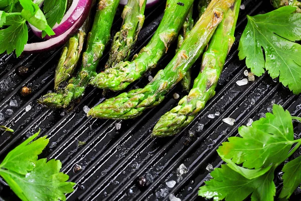 Vergrote Weergave Van Asperges Met Ajuin Peterselie Koekenpan — Stockfoto