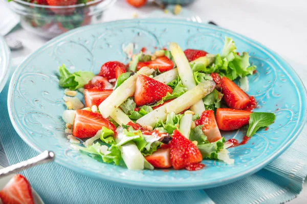 Primer Plano Ensalada Fresca Saludable Con Fresas Espárragos Mesa — Foto de Stock