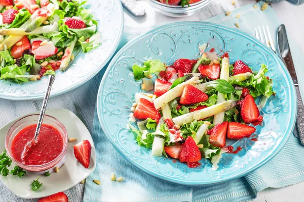 Nahaufnahme Von Frischem Gesunden Salat Mit Erdbeeren Und Spargel Auf — Stockfoto