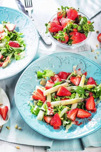 Nahaufnahme Von Frischem Gesunden Salat Mit Erdbeeren Und Spargel Auf — Stockfoto