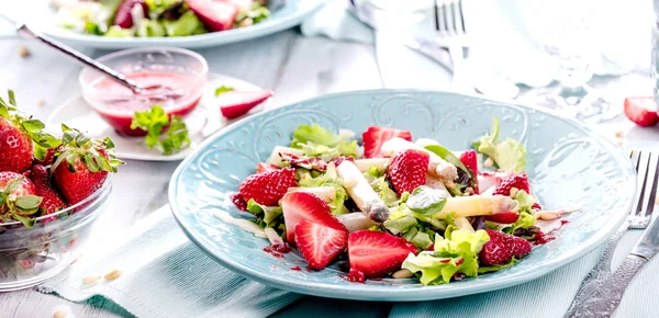 Asztalon Friss Egészséges Saláta Szamóca Spárgával Kiadványról — Stock Fotó