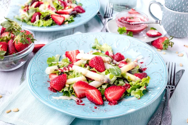Nahaufnahme Von Frischem Gesunden Salat Mit Erdbeeren Und Spargel Auf — Stockfoto