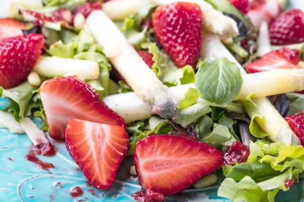 Nahaufnahme Von Frischem Gesunden Salat Mit Erdbeeren Und Spargel Auf — Stockfoto