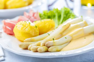 kuşkonmaz, patates ve ham gurme yemek masasında görmek