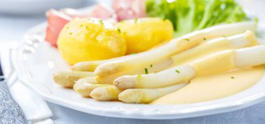 kuşkonmaz, patates ve ham gurme yemek masasında görmek