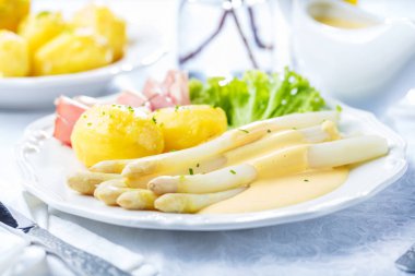 kuşkonmaz, patates ve ham gurme yemek masasında görmek