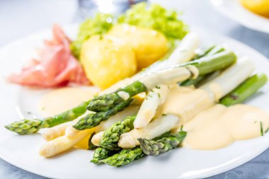 kuşkonmaz, patates ve ham gurme yemek masasında görmek