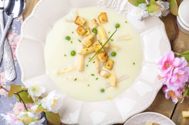 tavuk suyu, ekşi krema ve masada fesleğen aromalı gurme hafif kremalı kuşkonmaz çorbası ile plaka Üstten Görünüm