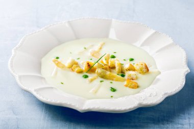 tavuk suyu, ekşi krema ve fesleğen aromalı gurme hafif kremalı kuşkonmaz çorbası ile plaka