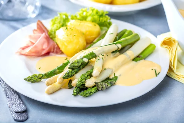 Vista Cerca Del Plato Gourmet Con Espárragos Papas Jamón Mesa — Foto de Stock