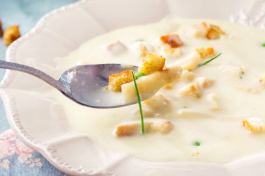 hafif kremalı kuşkonmaz çorbası tavuk suyu, ekşi krema ve fesleğen aromalı yakından görmek