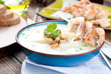 Yeşil bezelye ve karides şiş ile lezzetli kuşkonmaz çorbası