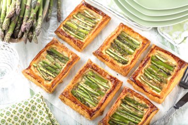 otlar ve mozzarellalı lezzetli kuşkonmaz yeşil pizza Üstten Görünüm tablo