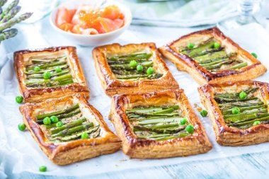 sağlıklı kuşkonmaz pizza otlar, somon ve yeşil bezelye ve mozzarella ile yakından görmek tablo