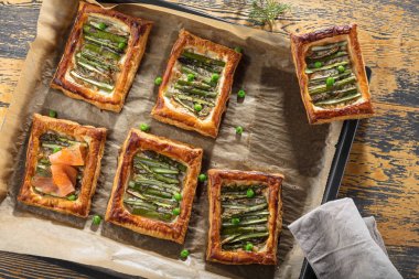Üstten Görünüm otlar ve mozzarella ile yeşil kuşkonmaz pizza pişirme tepsisi üzerinde