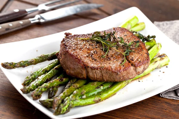 Close View Delicious Grilled Steak Green Asparagus Herbs Plate — Stock Photo, Image