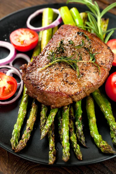 Blick Von Oben Auf Leckeres Gegrilltes Steak Mit Tomaten Zwiebeln — Stockfoto