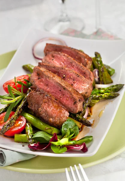 Close View Delicious Barbecue Bone Steak Sliced Green Asparagus Vegetables — Stock Photo, Image