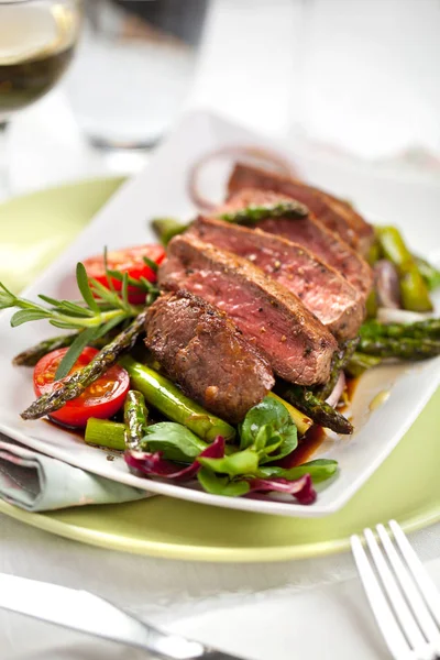 Close View Delicious Barbecue Bone Steak Sliced Green Asparagus Vegetables — Stock Photo, Image