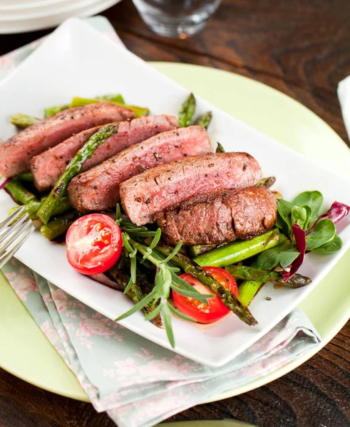 Nahaufnahme Von Köstlichem Grill Bone Steak Mit Grünem Spargel Und — Stockfoto