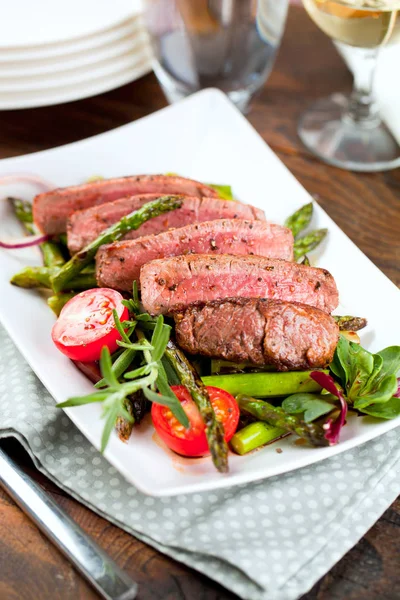 Vista Cerca Deliciosa Barbacoa Bone Steak Rodajas Con Espárragos Verdes — Foto de Stock