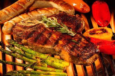 lezzetli t-bone biftek, kuşkonmaz ve biber ızgarada pişirme sosis ile yakından görmek