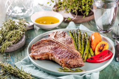 lezzetli Barbekü T-bone biftek yeşil kuşkonmaz ve ızgara biber görmek